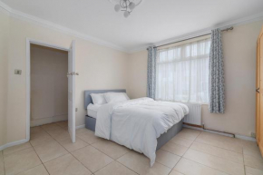 Renee's Lodge, 8 Guests, 10 mins walk to Barking Station, 1 Free Parking Space